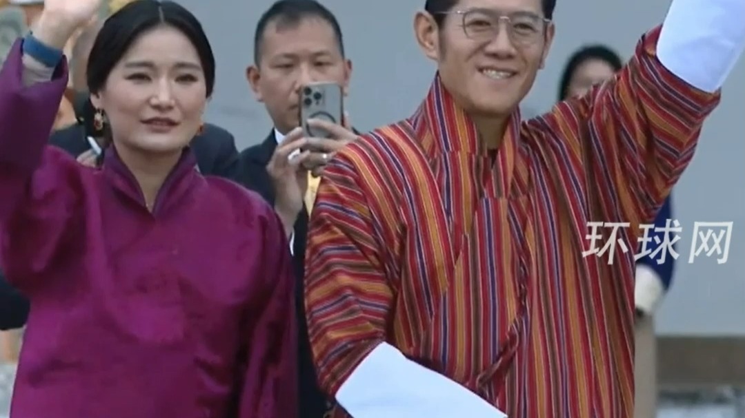 泰国国王亲自驾驶专机飞离不丹 不丹国王王后在跑道旁送别