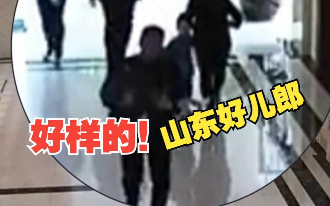 老奶奶抱高烧痉挛的孩子到医院救治 即将抱不住的时候他出现了