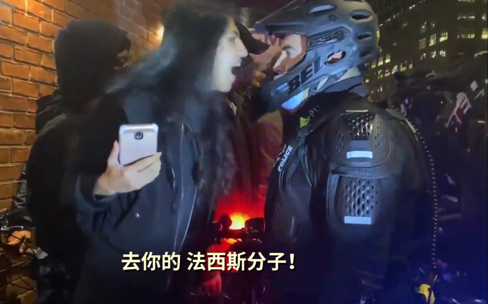 纽约女示威者对警察破口大骂吐口水，下一秒遭放倒逮捕