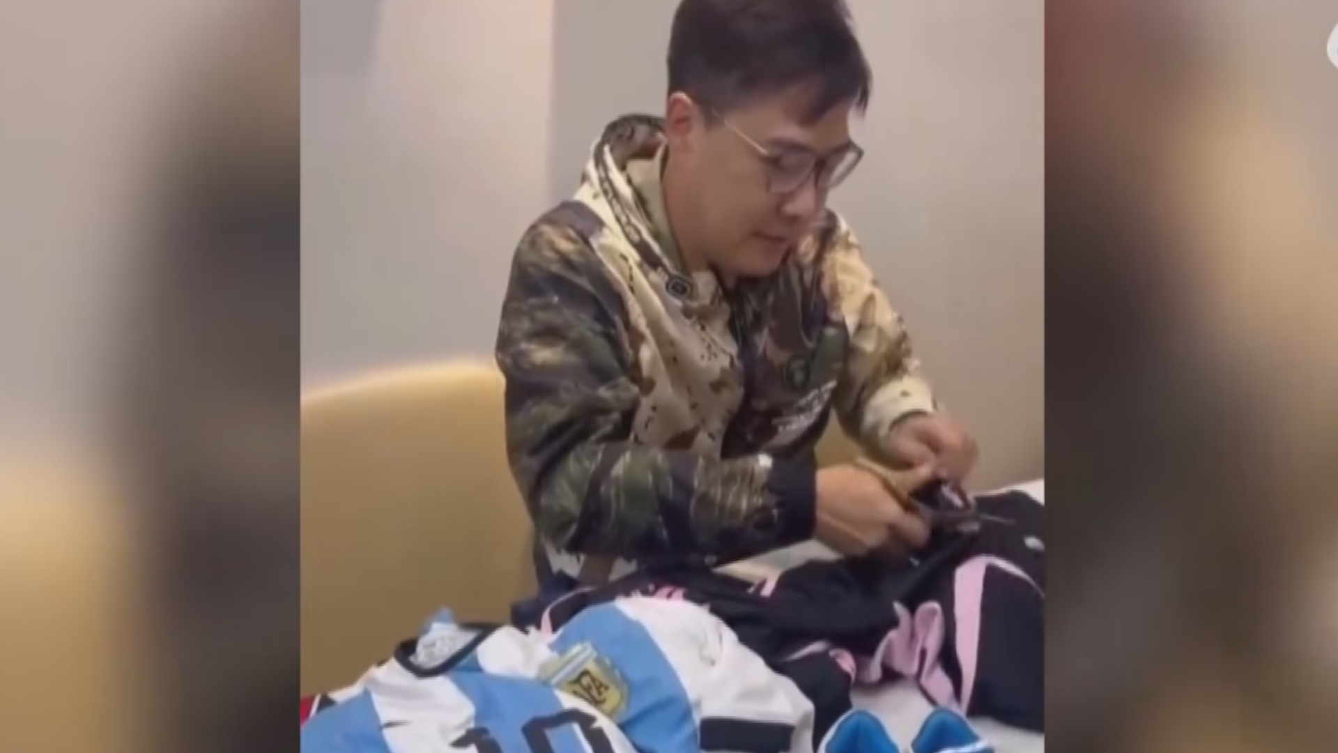 梅西球迷手撕球衣 怒砸珍藏壁画
