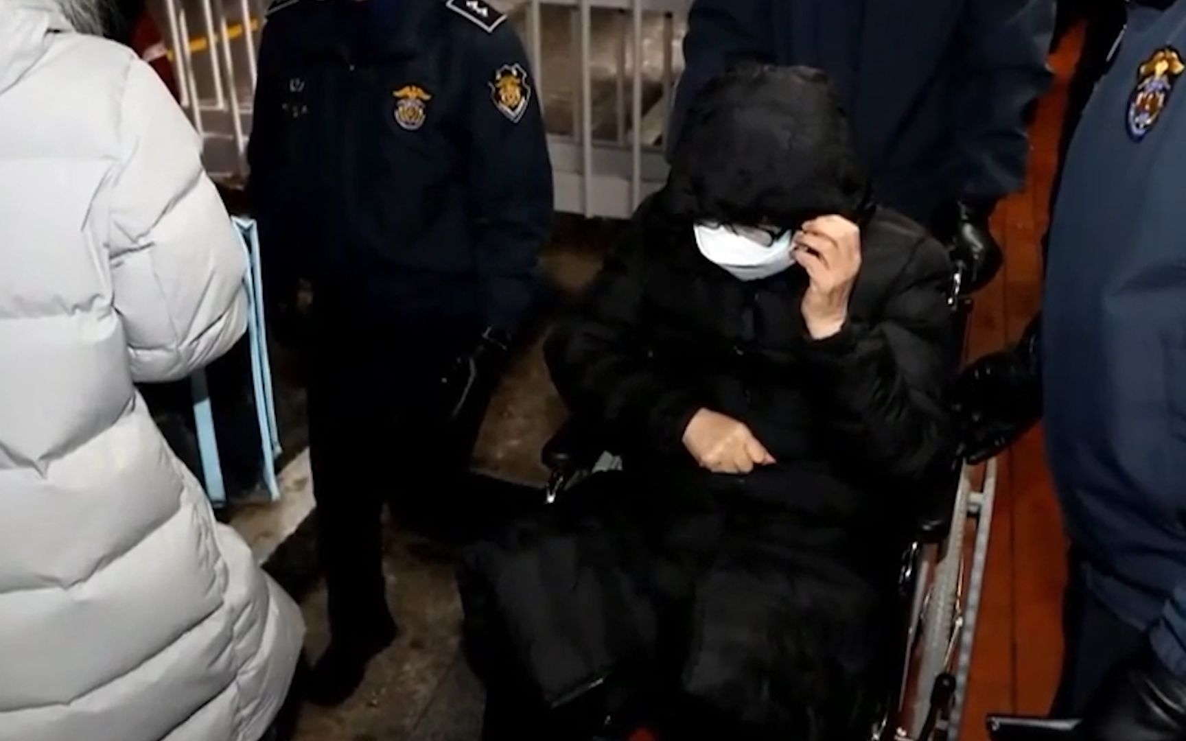 朴槿惠闺蜜因健康问题被临时释放：坐轮椅全身包裹严实，一言不发