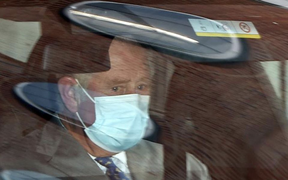 查尔斯王子去医院探望99岁菲利普亲王 被拍到眼含泪光……