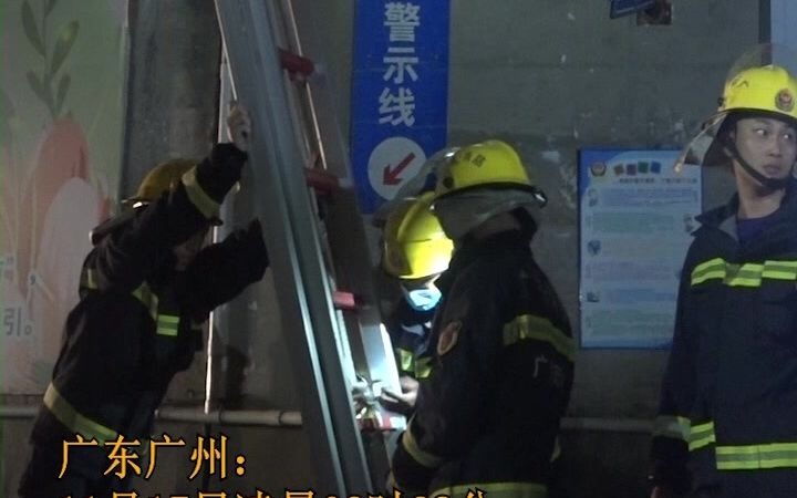 广东广州：吊臂车挂钩脱落撞向火车 2名火车司机受伤