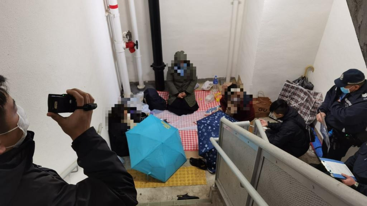 疫情下的香港：未正确佩戴口罩的市民收到警方罚单