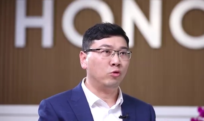 荣耀董事长万飚：荣耀有强烈的信心去赢得与华为的竞争