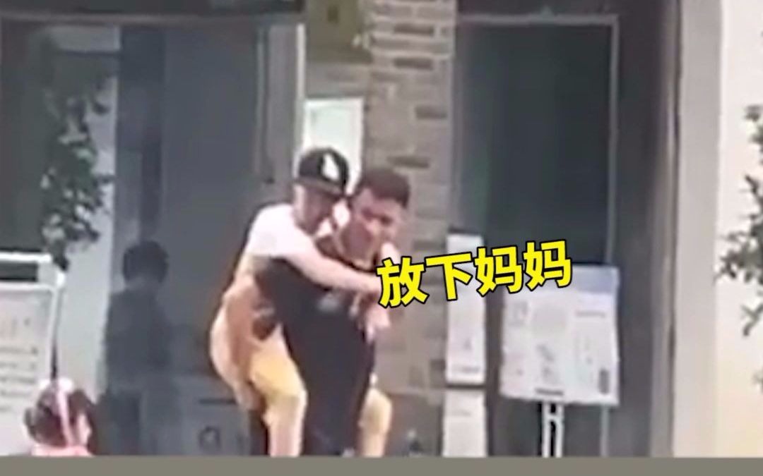 看到爸妈秀恩爱，女儿狂“吃醋”摔东西示威，下一幕让网友笑翻了