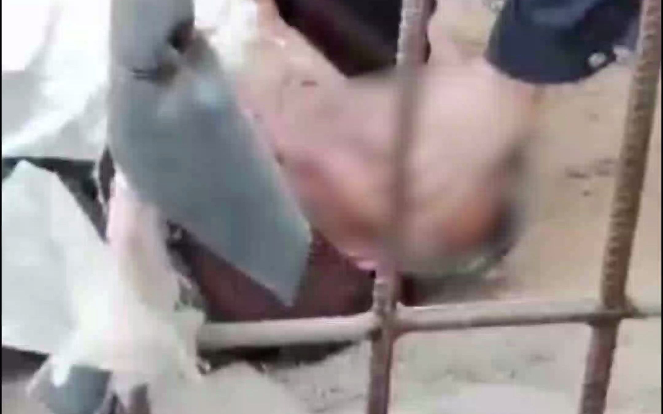 石家庄一大爷手持砖头拒做核酸检测，民警将其按倒在地强制检测！