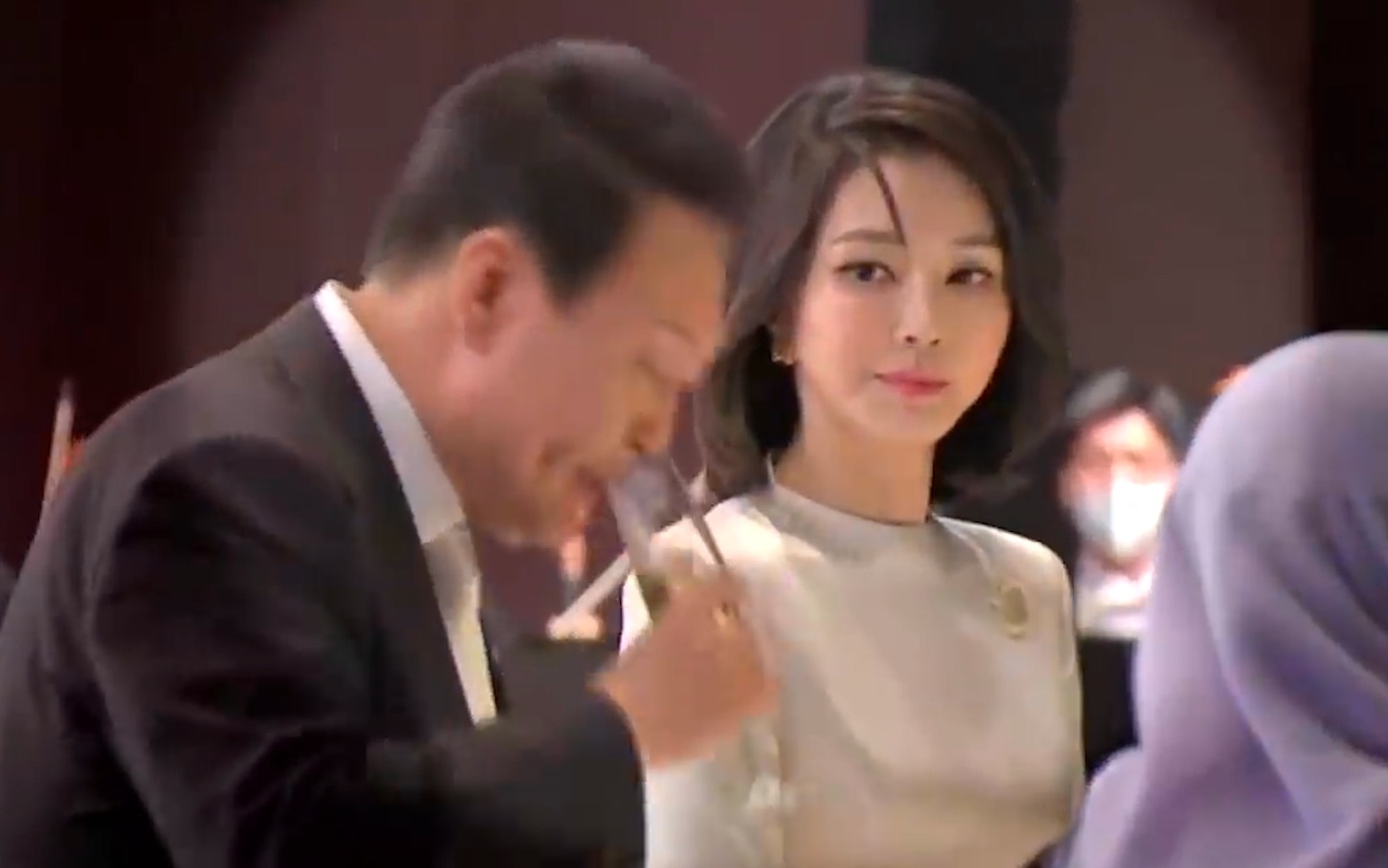 夫人一个眼神，韩总统慌忙放下了酒杯…