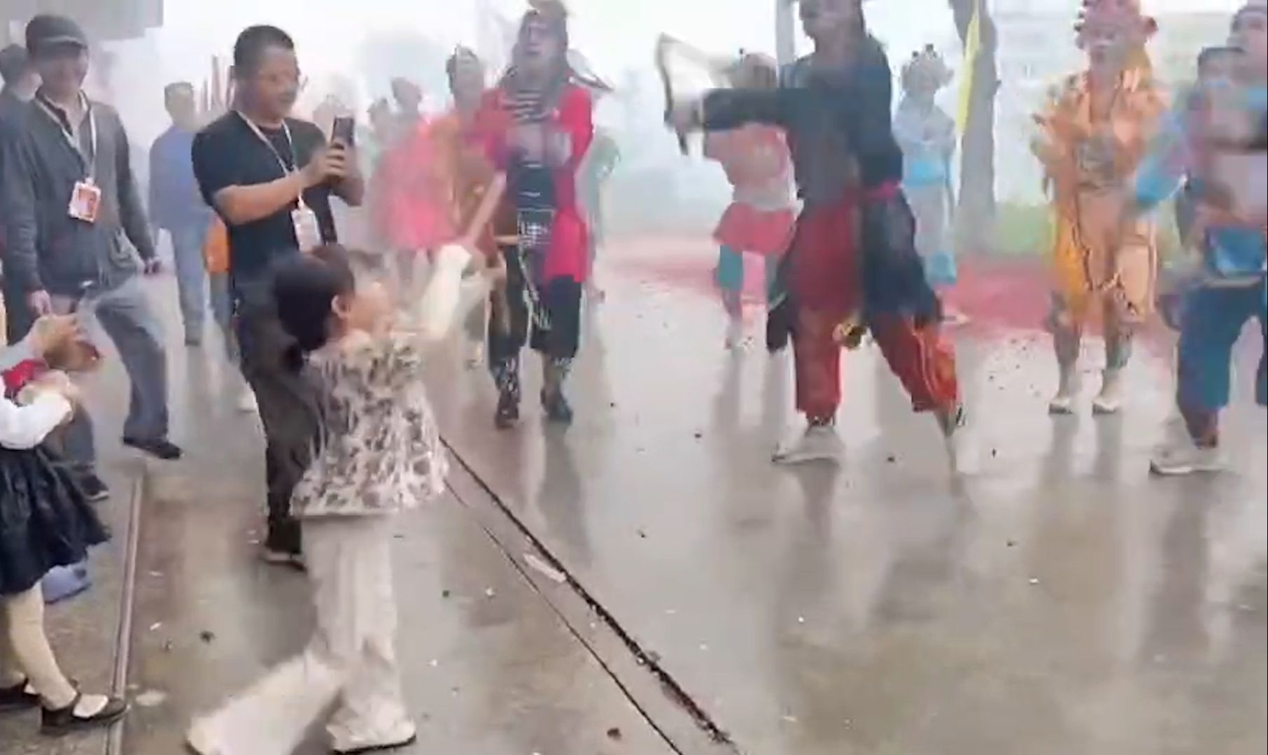 有谁不服？汕头小孩姐街头”单挑“英歌队