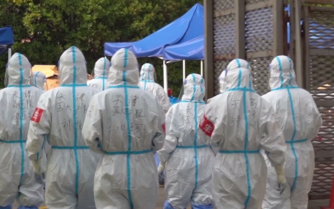 天津、江西、湖北等外省市医疗队进驻新国博方舱，上海相关医院医疗队交接工作，马不停蹄奔赴下一个战疫“战场”