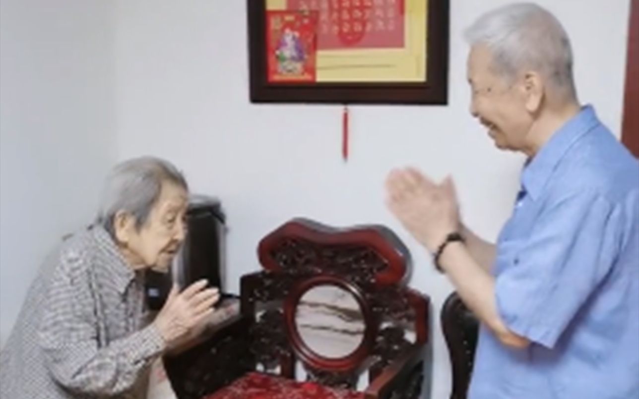 86岁儿子早晨向108岁母亲恭敬问安 温情一幕引众多网友大呼羡慕