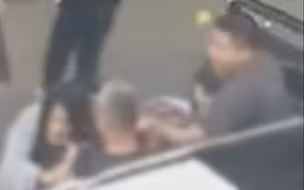 女子骑车刮碰奔驰 被男子猛拽头发殴打出血 目击者：因突然开车门