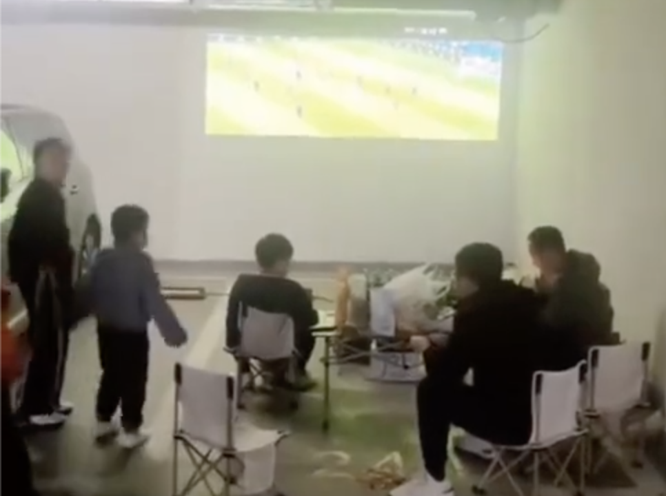 球迷用投影仪在地库追世界杯 邻居：赞！氛围超好，不影响别人