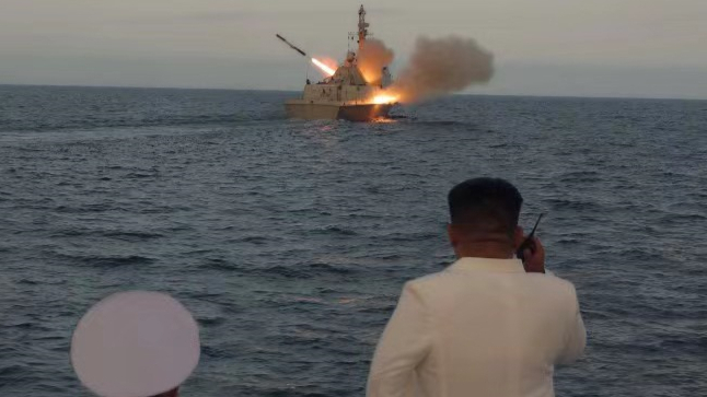 为回应美韩演习?金正恩视察朝鲜海军，观摩导弹发射训练