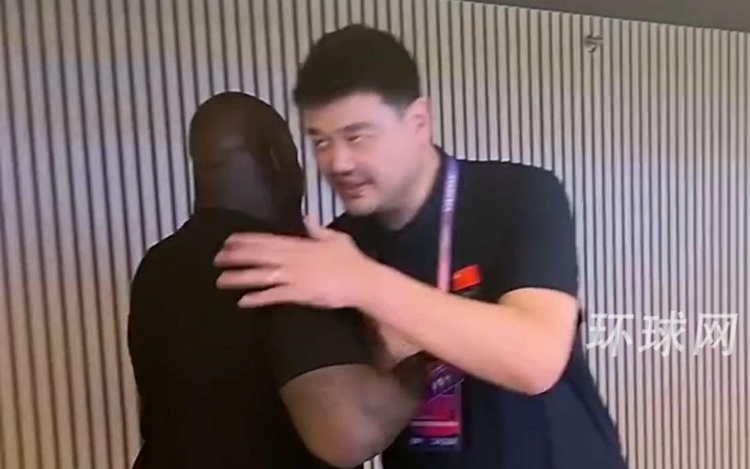 梦幻联动！奥尼尔姚明亚运女篮赛场再聚首，两人击掌拥抱问候