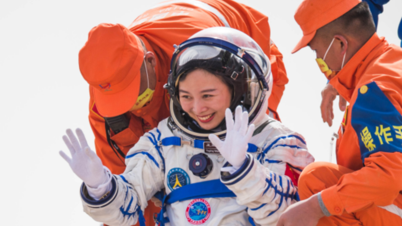 王亚平和女儿相见 第一时间送星星