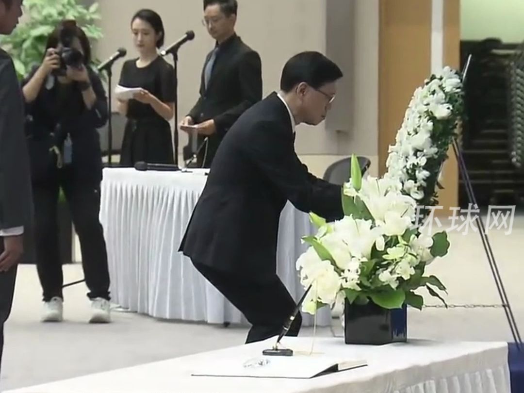 香港举行公祭仪式悼念南京大屠杀死难者，李家超献花圈、市民合唱国歌