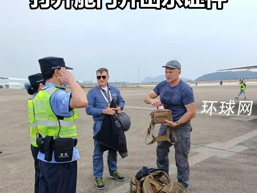 俄罗斯隐形战机苏-57降落珠海，俄最顶尖试飞员博格丹打开舱门并出示证件