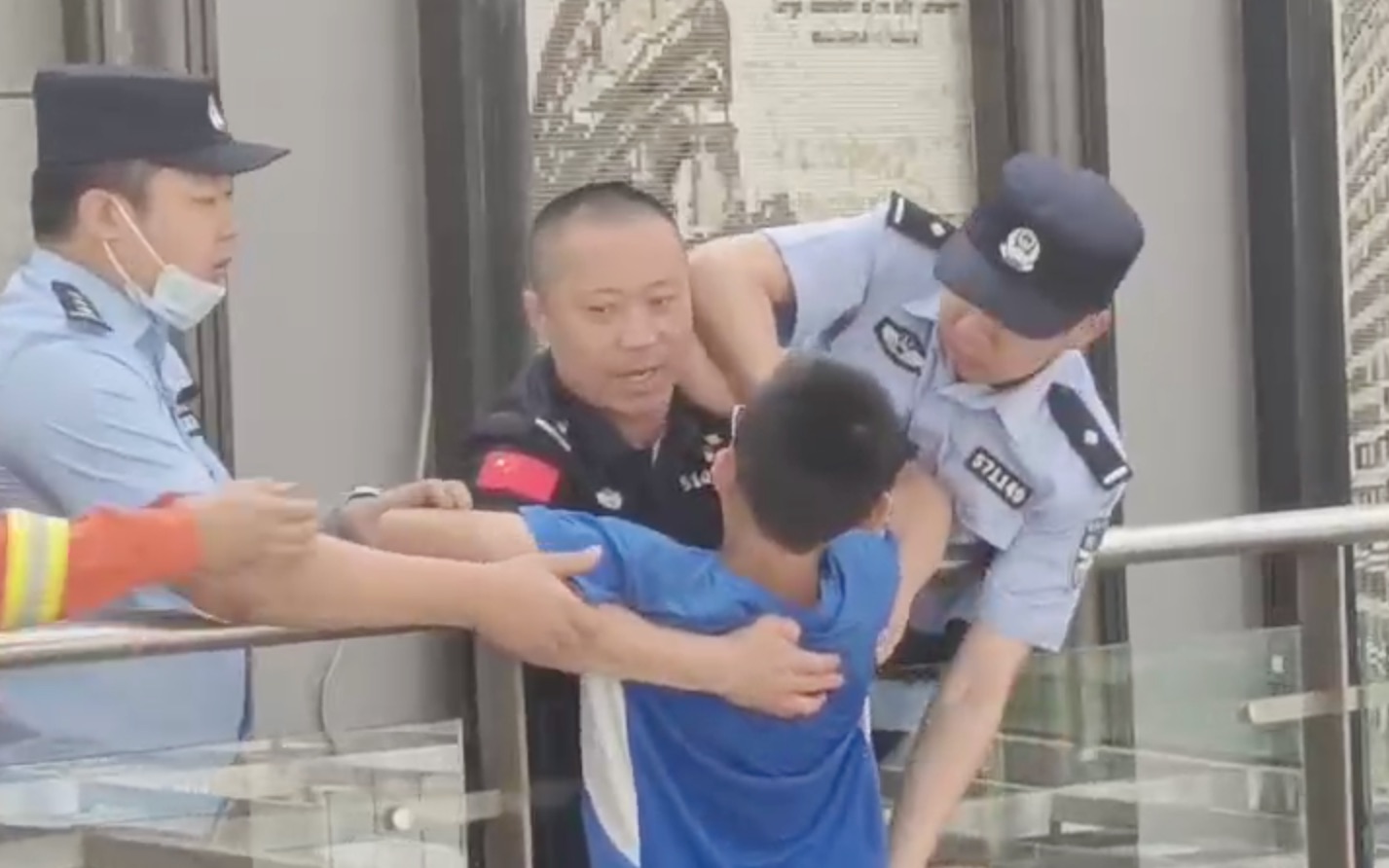 “叔叔答应你，咱们拉勾”少年欲轻生，民警一把将他拉回