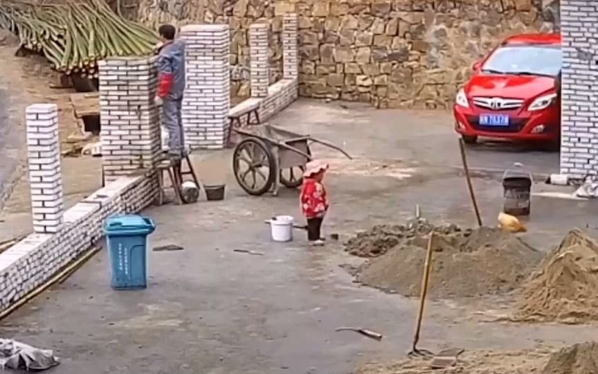 一岁萌娃帮家人兜水泥超可爱 网友：这么小就知道挣奶粉钱啦