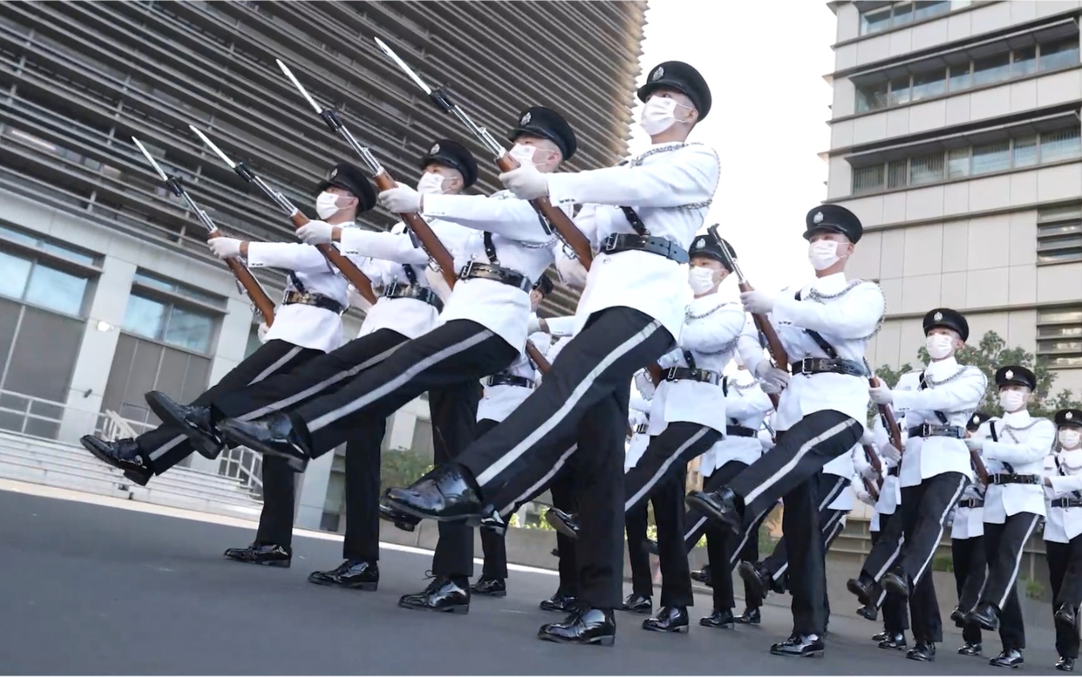 国家宪法日｜英姿飒爽！香港入境处中式步操举行升旗礼！