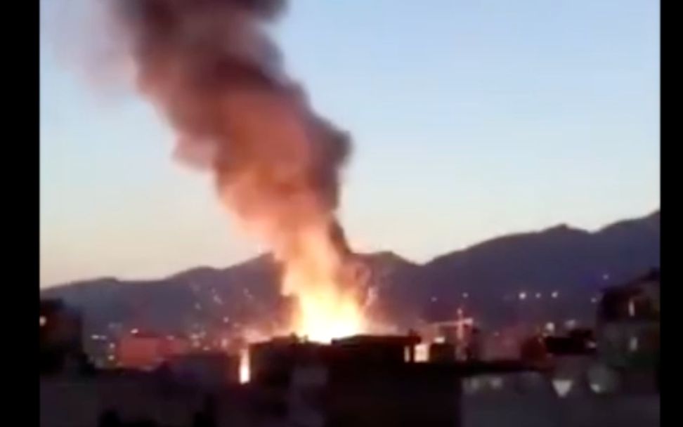伊朗首都一诊所爆炸致19死：爆炸发出震天巨响 火光四射浓烟漫天