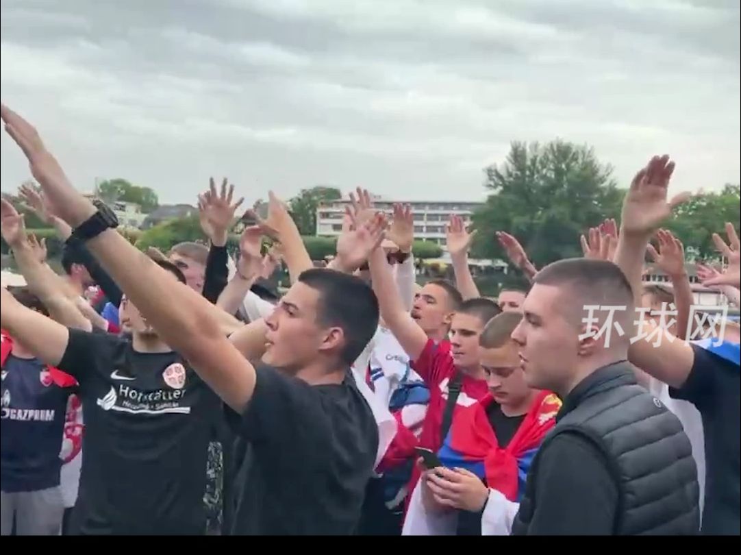 欧洲杯小组赛，英国球迷扔东西挑衅，塞尔维亚球迷高呼普京名字回应