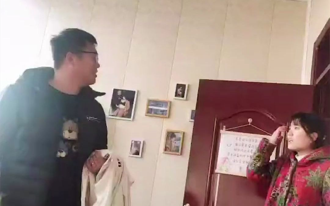 女子和老公吵架 大姑姐立马把丈夫凶了一顿 网友：血脉压制！