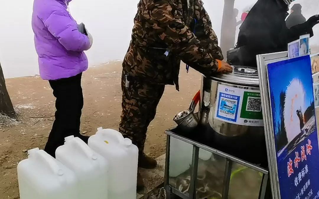 东北男子发现商机 一瓢“开水”卖10元“泼水成冰”全靠它！