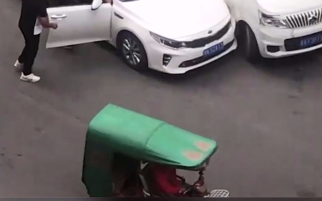 两车发生剐蹭，面包车车主下车叫嚣，下一个动作让网友傻眼！