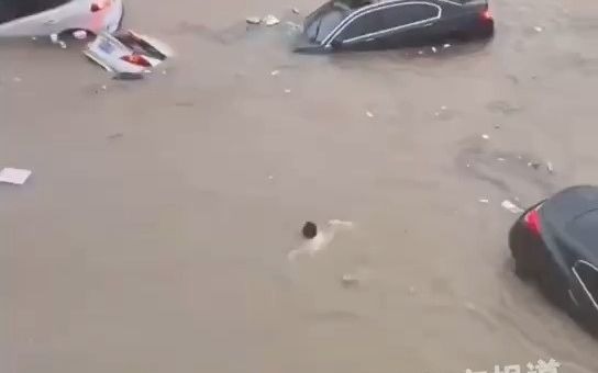 都市报道【全网寻找河南白衣大哥！积水淹没头顶，他拼死救出两条命！】