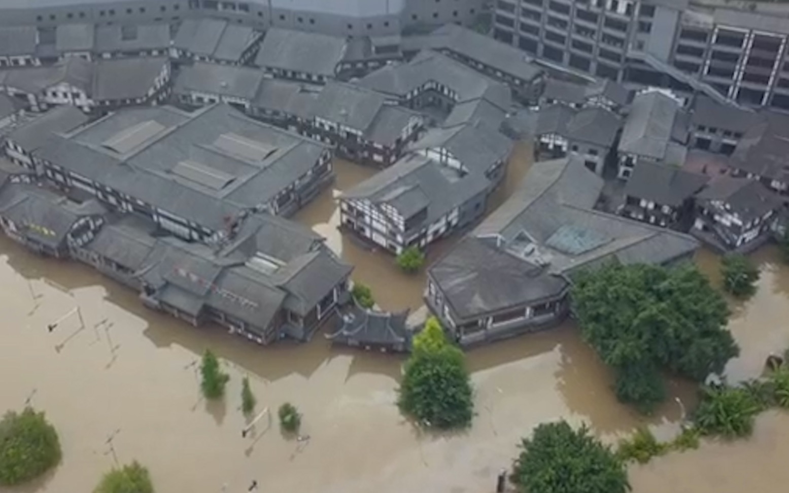 航拍长江最大洪峰过境重庆：水位达191.55米 部分街道被淹没