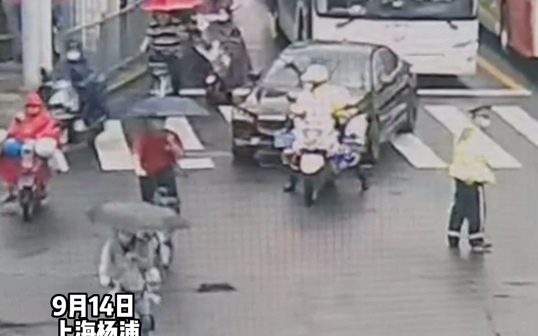 台风“梅花”带来强风降雨，交警开道护送孕妇紧急就医。