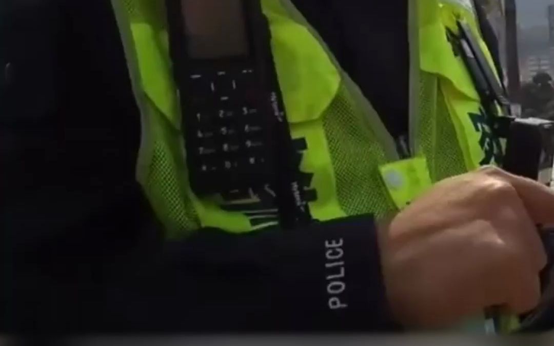 男子无证驾驶被交警查一脸懵：我2月29号刚出的驾照，怎么就查不着呢。