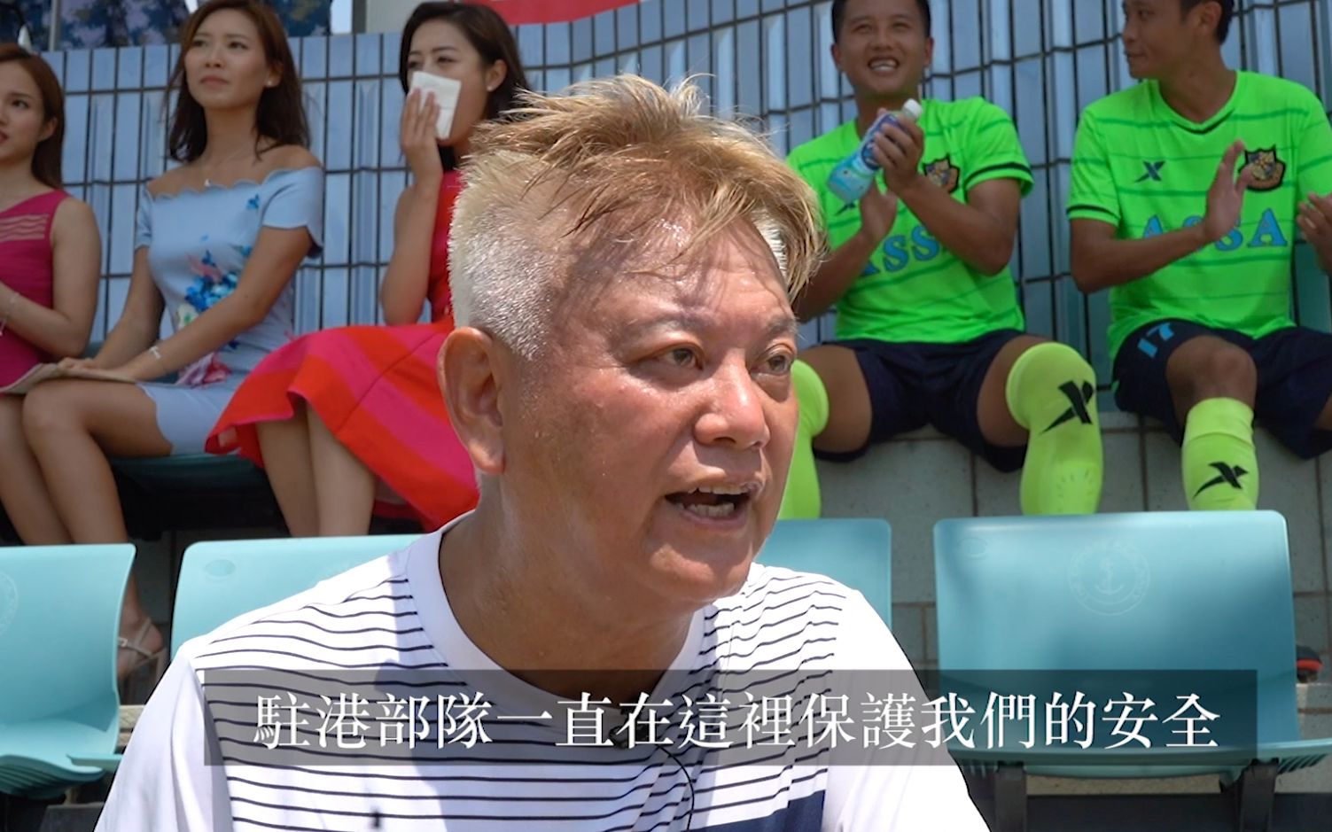 香港艺人陈百祥：驻港部队20多年里维护香港安全。我们中秋节来，让他们在军营里不孤单！