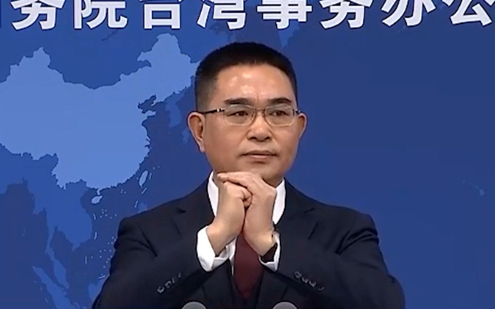 国台办发言人陈斌华双手抱拳 分别用普通话、闽南语送上新年祝福
