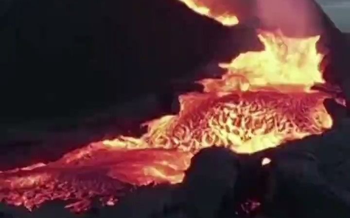 无人机拍火山冲入岩浆 画面壮观，随后无人机坠入岩浆