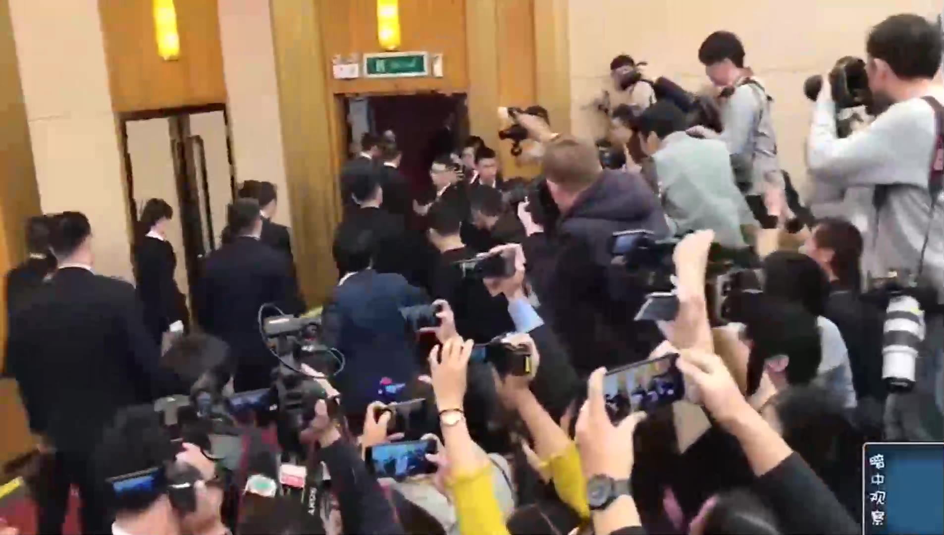 “王国委！今年拿掉台湾几个‘邦交国’？”“哈哈哈哈”
