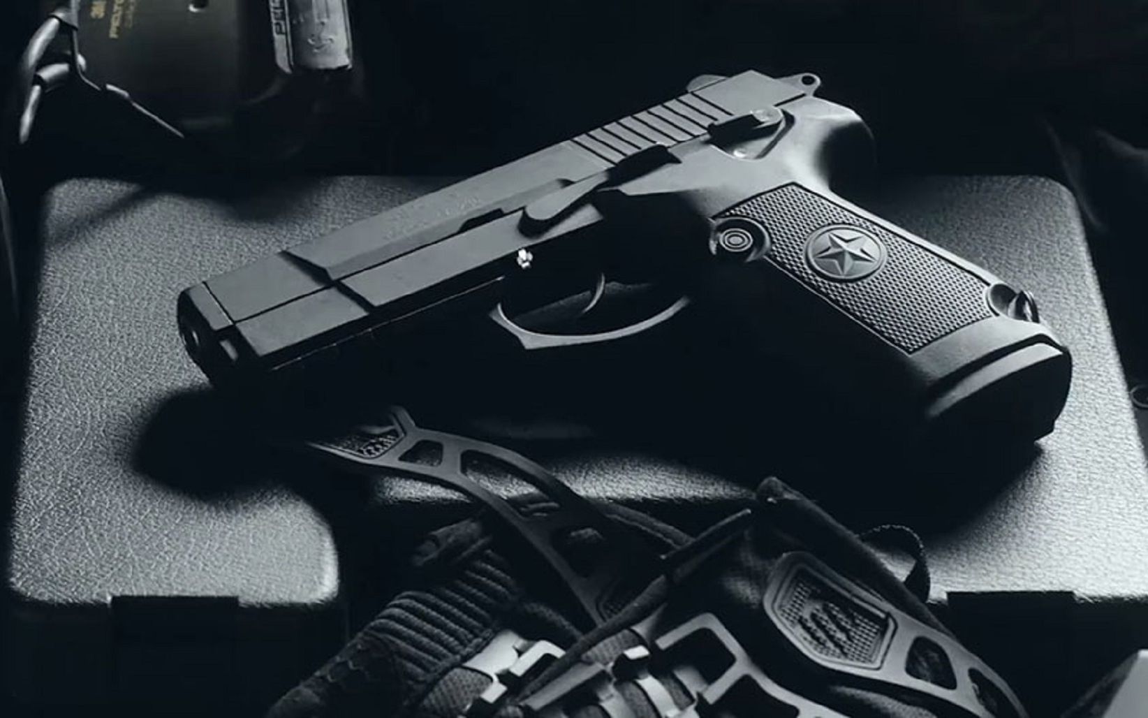 中国外贸手枪宣传片：风沙冰冻环境下 仍不影响射击性能