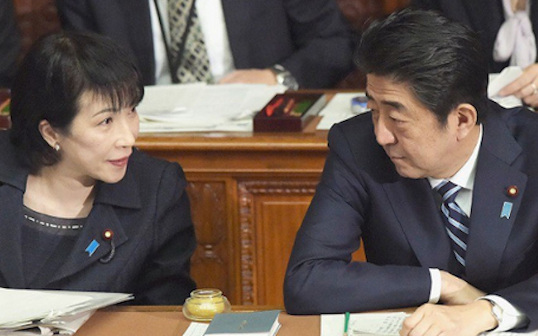 这个日本女政客已成安倍“木偶” 连发型都受他指点