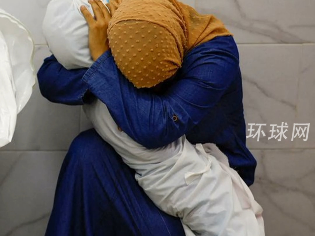悲伤到令人窒息的瞬间，加沙妇女怀抱侄女尸体画面被评为年度最佳新闻照片