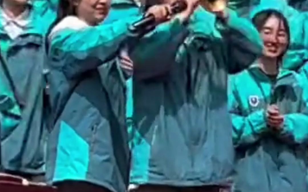 校园合唱比赛，女生唢呐一响，瞬间点燃全场！“就没有唢呐镇不住的场子。”
