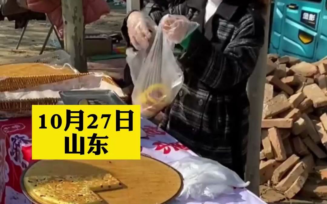 饼还有女摊主却拒客说"没有了"，转身把最后一份送给隔壁卖菜老人，暖胃更暖心