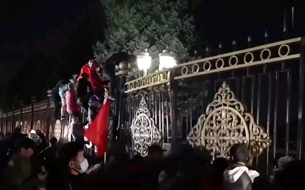 最新！30秒看吉尔吉斯斯坦骚乱现场：爆炸火光 中国使馆紧急发布