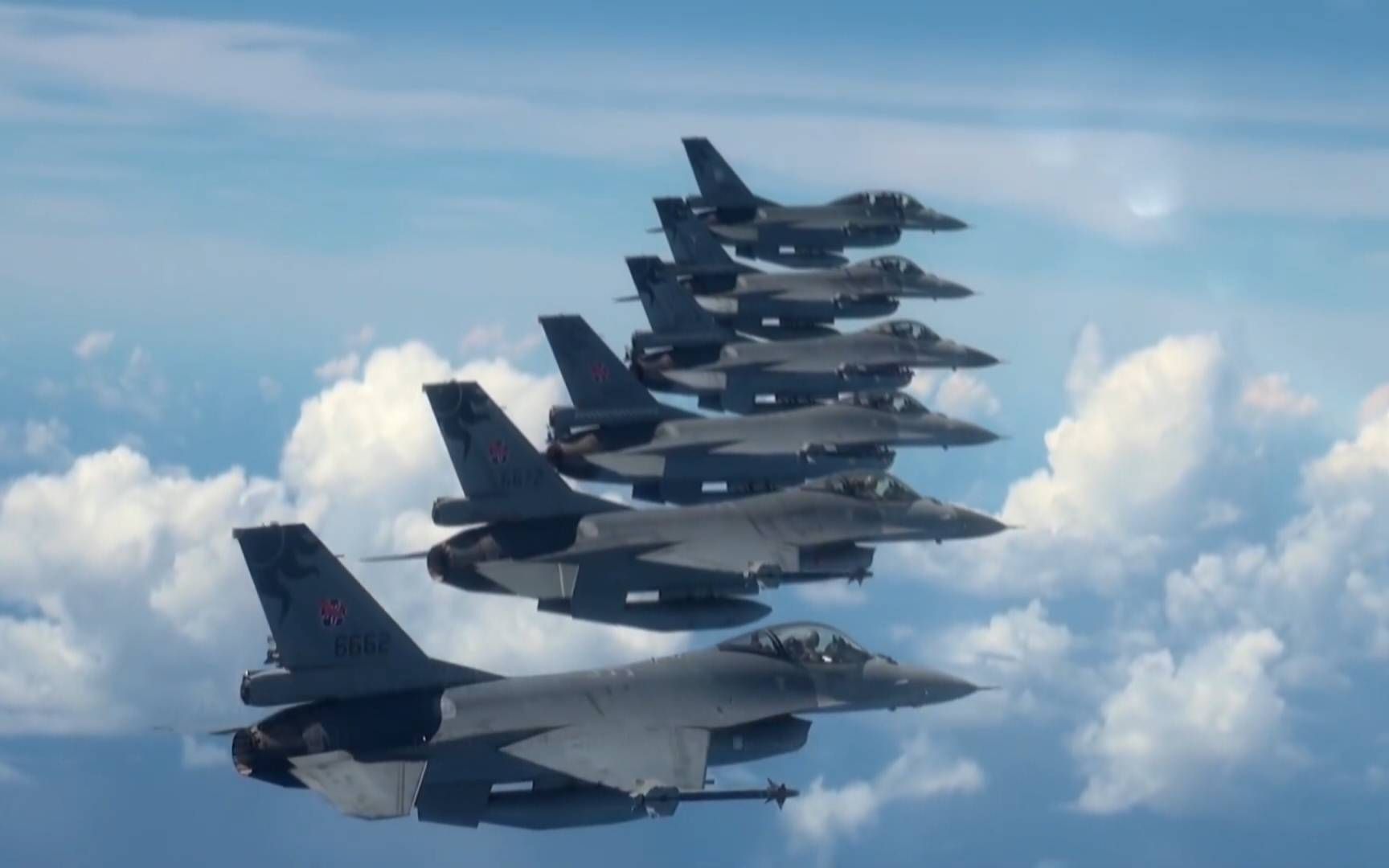 台湾F-16V战机将担负战备任务，台军官员叫嚣能对抗歼-20