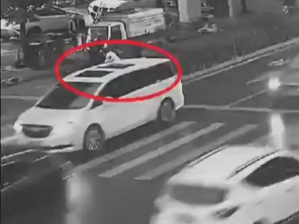男子突感身体不适，热心市民上前伸出援手