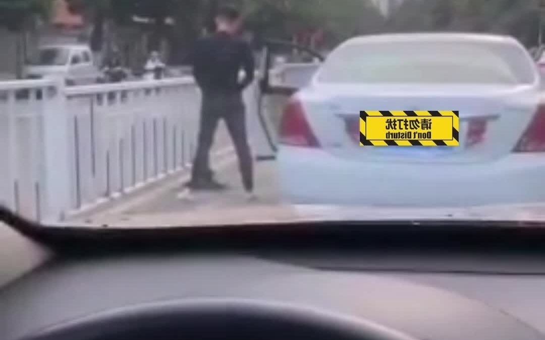 男子因堵车内急当街小便 警察罚其清扫地面，这操作伤害性不大，但侮辱性极强。