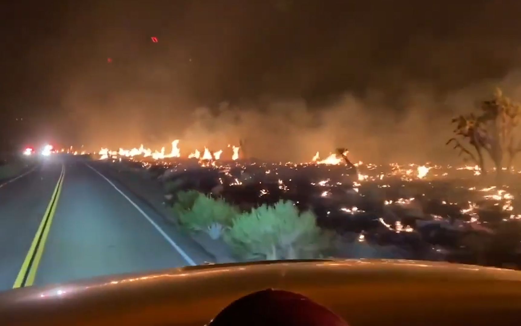 加州山火肆虐车窗外景色似“地狱之路” 消防员抵达后忍不住落泪