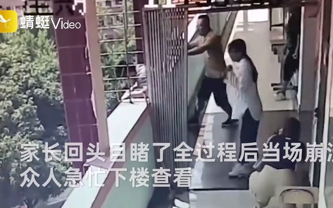 太冲动！男高中生疑因早恋分手在校跳楼，家长目睹全程当场崩溃！