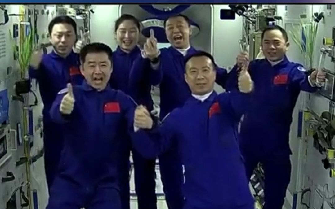 见证历史！中国航天员首次太空会师，指令长深情拥抱：你们终于来了
